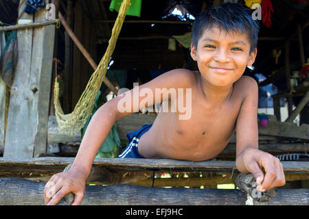 Junge in einem Haus im indischen Dorf Ngobe Bugle Salt Creek in der Nähe von Bocas Del Toro Panama. Salt Creek (auf Spanisch: Quebrada Sal) Stockfoto