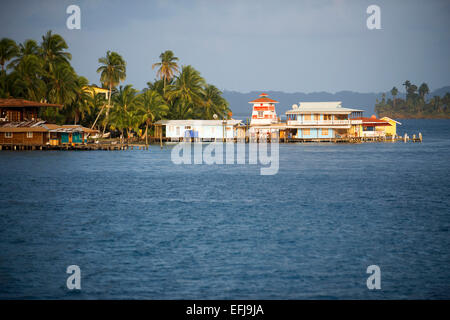 Bocas del Toro in Panama ikonischen Blick auf Boote und Schären. Waterfront Hotel El Faro del Colibri, Isla Carenero, Bocas del Toro Stockfoto