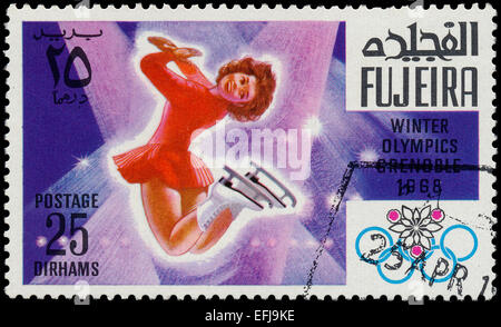 FUJEIRA - ca. 1968: Eine Briefmarke gedruckt in Fujeira zeigt Frauen Abbildung Eislauf, gewidmet an den Olympischen Winterspielen in Grenoble, Stockfoto