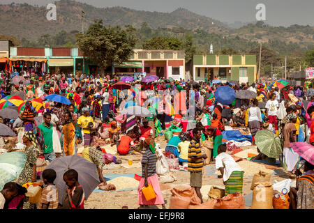 Der Samstagsmarkt In Jinka, Omo-Tal, Äthiopien Stockfoto