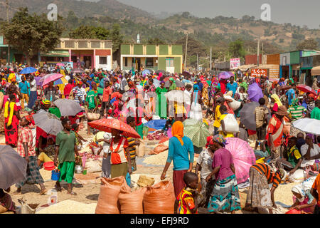 Der Samstagsmarkt In Jinka, Omo-Tal, Äthiopien Stockfoto