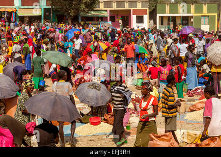 Der Samstagsmarkt In Jinka, Omo-Tal, Äthiopien Stockfoto