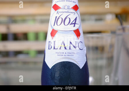 Der Hals Etikett einer Flasche Kronenbourg 1664 Blanc. Stockfoto