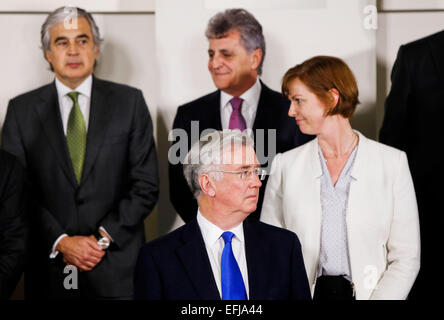 (150205)--Brüssel, 5. Februar 2015 (Xinhua)--British Defence Secretary Michael Fallon (vorne) kommt für ein Familienfoto vor der NATO-Verteidigungsminister am Hauptsitz Allianz in Brüssel, Hauptstadt von Belgien, 5. Februar 2014 treffen. Hier versammelt sich NATO-Verteidigungsminister am Donnerstag um die Umsetzung des Aktionsplans der Bereitschaft und der Ukraine-Krise zu diskutieren. (Xinhua/Zhou Lei) Stockfoto