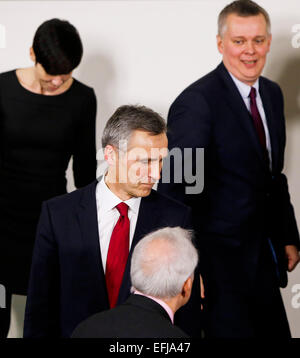 (150205)--Brüssel, 5. Februar 2015 (Xinhua)--NATO Secretary General Stoltenberg (C) für ein Familienfoto vor der NATO-Verteidigungsminister treffen am Hauptsitz Allianz in Brüssel, Hauptstadt von Belgien, 5. Februar 2014 kommt. Hier versammelt sich NATO-Verteidigungsminister am Donnerstag um die Umsetzung des Aktionsplans der Bereitschaft und der Ukraine-Krise zu diskutieren. (Xinhua/Zhou Lei) Stockfoto