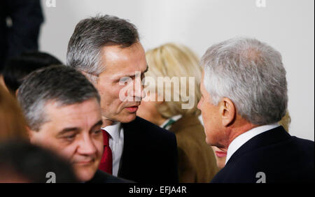 (150205)--Brüssel, 5. Februar 2015 (Xinhua)--NATO-Generalsekretär Stoltenberg (2., L) Gespräche mit US-Verteidigungsminister Chuck Hagel (1., R) nach der Familie Foto-Session der NATO defense Minister Hauptquartier der Allianz in Brüssel, Hauptstadt von Belgien, 5. Februar 2014. Hier versammelt sich NATO-Verteidigungsminister am Donnerstag um die Umsetzung des Aktionsplans der Bereitschaft und der Ukraine-Krise zu diskutieren. (Xinhua/Zhou Lei) Stockfoto