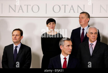 (150205)--Brüssel, 5. Februar 2015 (Xinhua)--NATO Secretary General Stoltenberg (C) mit den Ministern für ein Familienfoto vor der NATO-Verteidigungsminister treffen am Hauptsitz Allianz in Brüssel, Hauptstadt von Belgien, 5. Februar 2014 kommt. Hier versammelt sich NATO-Verteidigungsminister am Donnerstag um die Umsetzung des Aktionsplans der Bereitschaft und der Ukraine-Krise zu diskutieren. (Xinhua/Zhou Lei) Stockfoto