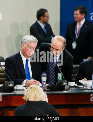 (150205)--Brüssel, 5. Februar 2015 (Xinhua)--British Defense Secretary Michael Fallon (L) wartet darauf, dass der Beginn der NATO-Verteidigungsminister am Hauptsitz Allianz in Brüssel, Hauptstadt von Belgien, 5. Februar 2014 treffen. Hier versammelt sich NATO-Verteidigungsminister am Donnerstag um die Umsetzung des Aktionsplans der Bereitschaft und der Ukraine-Krise zu diskutieren. (Xinhua/Zhou Lei) Stockfoto