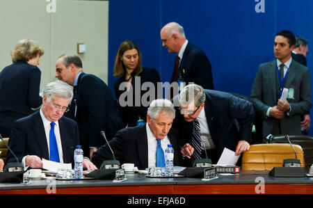 (150205)--Brüssel, 5. Februar 2015 (Xinhua)--British Defense Secretary Michael Fallon (L) und U.S. Defense Secretary Chuck Hagel (C) für den Beginn der NATO-Verteidigungsminister treffen am Hauptsitz Allianz in Brüssel, Hauptstadt von Belgien, 5. Februar 2014 warten. Hier versammelt sich NATO-Verteidigungsminister am Donnerstag um die Umsetzung des Aktionsplans der Bereitschaft und der Ukraine-Krise zu diskutieren. (Xinhua/Zhou Lei) Stockfoto