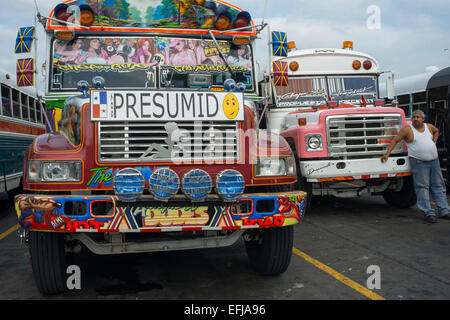 SELBSTGEFÄLLIG, EINGEBILDET, EITEL, SNOOSTY. BUS RED DEVIL DIABLO ROJO BEMALTEN BUS-PANAMA-STADT-REPUBLIK VON PANAMA. Albrok Bus Station termina Stockfoto