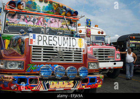 SELBSTGEFÄLLIG, EINGEBILDET, EITEL, SNOOSTY. BUS RED DEVIL DIABLO ROJO BEMALTEN BUS-PANAMA-STADT-REPUBLIK VON PANAMA. Albrok Bus Station termina Stockfoto