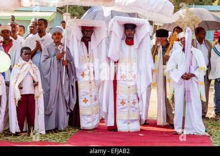 Eine Prozession von orthodoxen Priestern und Diakonen während Timkat (Epiphanie) feiern, Jinka Stadt, der Omo-Tal, Äthiopien Stockfoto