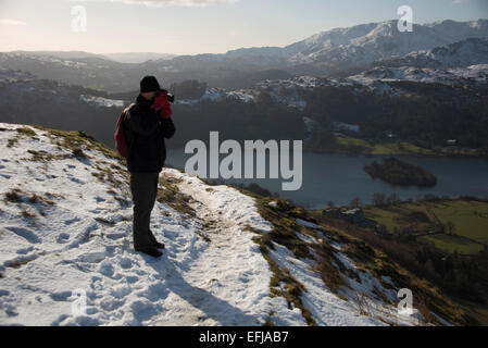 Reifen männlichen fiel im englischen Lake District oberhalb der Schneegrenze Winter walking. Stockfoto