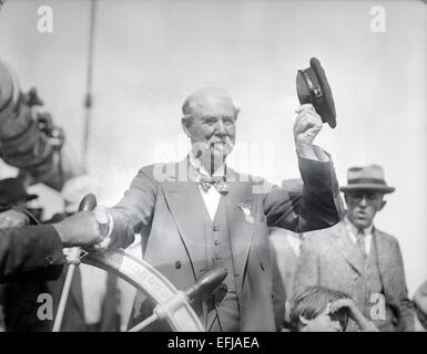 Antike 1909 Foto, Sir Thomas Lipton an Bord einer Yacht in Vereinigte Staaten. Sir Thomas Johnstone Lipton, 1. Baronet, KCVO (1848 – 1931) war ein Schotte der Ulster-Scots Abstammung, ein Selfmademan, Segler und Händler war. Er schuf die Marke Lipton Tee und die hartnäckigsten Herausforderer in der Geschichte des America Cup. Stockfoto