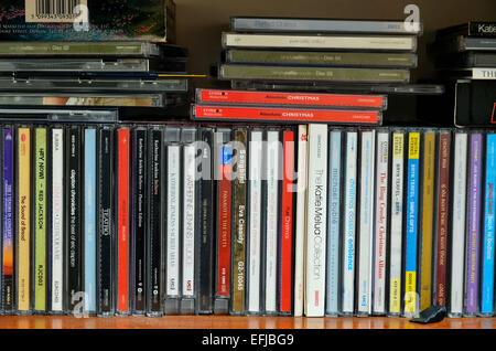 Eine esoterische Sammlung von Musik-CDs auf einem bewaldeten Regal in das Haus einer älteren Person wahllos angeordnet. Stockfoto