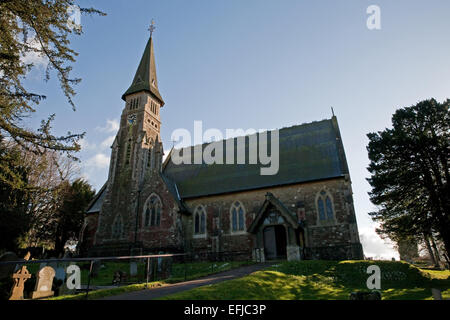 Blauer Himmel über Str. Marys Kirche in Ide Hill in Kent Stockfoto