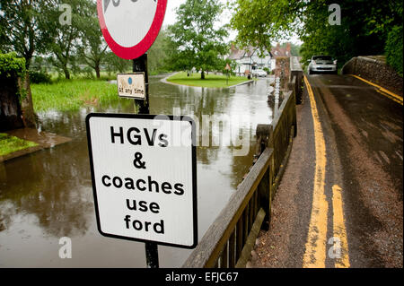 Die Furt bei Eynesford auf dem Fluß Darent Überflutung Stockfoto