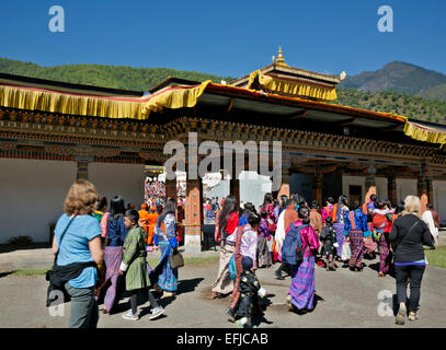 BHUTAN - Bhutan in traditioneller Kleidung und Touristen am Trashi Chhoe Dzong für einen Tag voller Musik und zeremonielle Tanz. Stockfoto