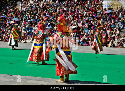 BHUTAN - nachspielen maskierte Tänzer, Geschichten und Mythen vor ausverkauftem Haus an der Trashi Chhoe Dzongduring Thimphu-Ritual. Stockfoto