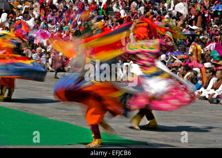 BHUTAN - nachspielen maskierte Tänzer, Geschichten und Mythen vor ausverkauftem Haus an der Trashi Chhoe Dzongduring Thimphu-Ritual. Stockfoto