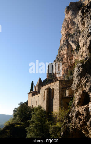 Notre Dame de Beauvoir Kapelle (1336-1361) Perched auf einer Felswand über Moustiers oder Moustiers-Sainte-Marie-Provence-Frankreich Stockfoto