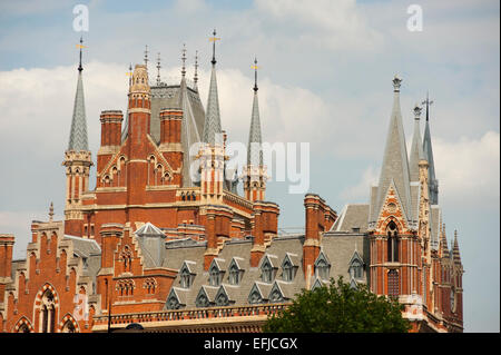 Die Türme auf dem Dach der St. Pancras Renaissance Hotel von der Euston Straße. Stockfoto