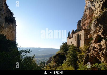 Notre Dame de Beauvoir Kapelle (1336-1361) Perched auf einer Felswand über Moustiers oder Moustiers-Sainte-Marie-Provence-Frankreich Stockfoto