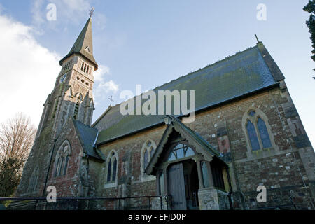 Blauer Himmel über Str. Marys Kirche in Ide Hill in Kent Stockfoto