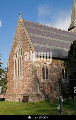 Blauer Himmel über Str. Marys Kirche in Ide Hill in Kent Stockfoto