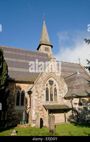 Blauer Himmel über Str. Marys Kirche in Ide Hill in Kent Stockfoto