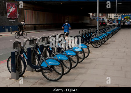 Reihen von Fahrräder bereit für Mietwagen am Southwark in London. Barclays Cycle Hire (BCH) ist eine öffentliche Fahrrad-sharing-System, das war der Start Stockfoto