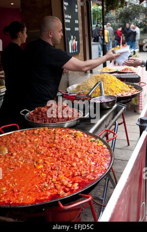 Paella, bei Borough Market vorbereitet. Borough Market ist ein groß- und Einzelhandel Lebensmittel-Markt in Southwark, London, England. Es Stockfoto