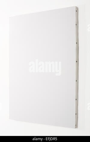 Weiße Leinwand auf weißen Wand Stockfoto