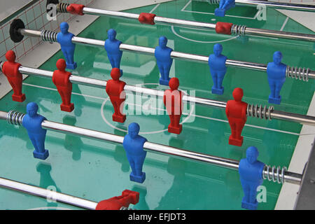 Nahaufnahme von Tabelle Fußballspiel mit blauen und roten Spieler Stockfoto