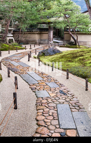Ein Pfad in einem japanischen Garten aus Kopfsteinpflaster und Granitblöcken, in den 20er Jahren Gärten des Adachi Museum of Art von Adachi Zenko (Matsue, Japan) Stockfoto