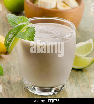 Gesunde Banane Smoothie mit Kalk. Selektiven Fokus Stockfoto