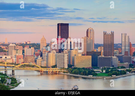 Skyline von Pittsburgh. Bild von Pittsburgh Skyline der Innenstadt im Sommer Sonnenuntergang. Stockfoto