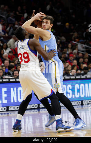 3. Februar 2015: Denver Nuggets weiterleiten Danilo Gallinari (8) in Aktion gegen die Philadelphia 76ers in die NBA-Spiel zwischen den Denver Nuggets und die Philadelphia 76ers im Wells Fargo Center in Philadelphia, Pennsylvania Jerami Grant (39) weiterleiten. Die Philadelphia 76ers gewann 105-98. Stockfoto