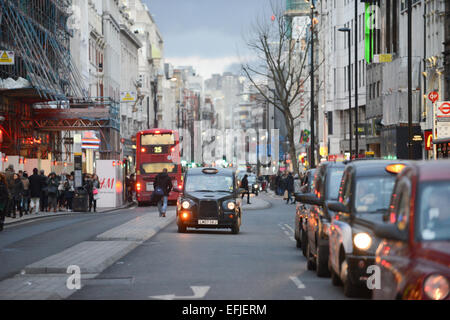 Oxford Street, London, UK. 5. Februar 2015. Pendler machen ihren Weg nach Hause in der Rush Hour während der London-Bus-Streik. Bildnachweis: Matthew Chattle/Alamy Live-Nachrichten Stockfoto