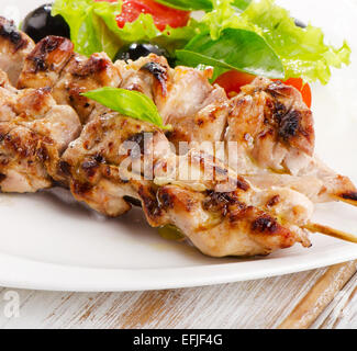 Gegrilltes Hähnchen Kebab auf einem weißen Teller. Selektiven Fokus Stockfoto