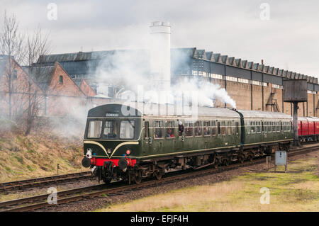 Dieselzug im Stil der 1960er Jahre verlässt Loughborough Station auf der Great Central Railway Stockfoto