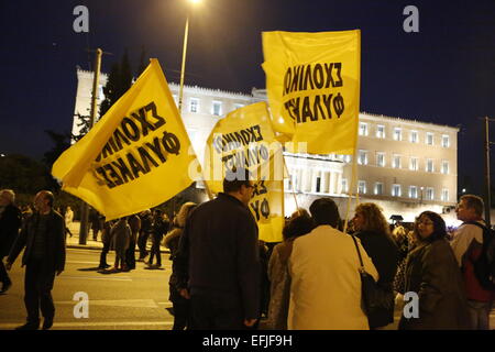 Athen, Griechenland. 5. Februar 2015. Demonstranten mit Flaggen stehen außerhalb des griechischen Parlaments. Tausende von Griechen montiert am Syntagma-Platz, zum protest gegen die steuerliche Erpressung der Troika, will Griechenland ihren Unterricht als Gegenleistung für die Bereitstellung von benötigten Geld an die griechischen Banken folgen. Bildnachweis: Michael Debets/Alamy Live-Nachrichten Stockfoto