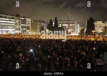 Athen, Griechenland. 5. Februar 2015. Tausende von Griechen sind zum Syntagma-Platz gekommen. Tausende von Griechen montiert am Syntagma-Platz, zum protest gegen die steuerliche Erpressung der Troika, will Griechenland ihren Unterricht als Gegenleistung für die Bereitstellung von benötigten Geld an die griechischen Banken folgen. Bildnachweis: Michael Debets/Alamy Live-Nachrichten Stockfoto