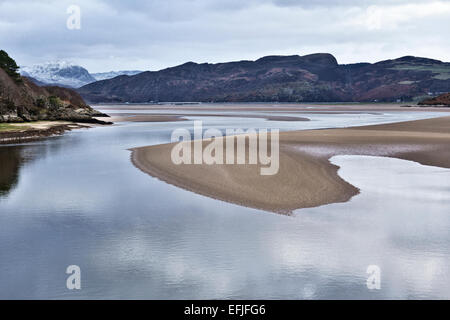 Portmeirion, Nordwales. Der Blick vom Dorf über den Sand der Dwyryd-Mündung zu den Bergen von Snowdonia dahinter Stockfoto