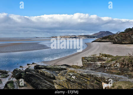 Portmeirion, Nordwales, Großbritannien. Whitesands Bay liegt ruhig und leer an der Mündung der Dwyryd-Mündung, unterhalb des Gwyllt Stockfoto