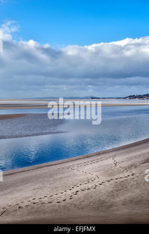 Portmeirion, Nordwales, Großbritannien. Fußspuren im Sand in der ruhigen Whitesands Bay an der Mündung der Dwyryd-Mündung, unterhalb des Gwyllt Stockfoto