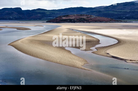 Portmeirion, Nordwales. Der Blick vom Dorf über den Sand der Dwyryd-Mündung zu den Bergen von Snowdonia dahinter Stockfoto