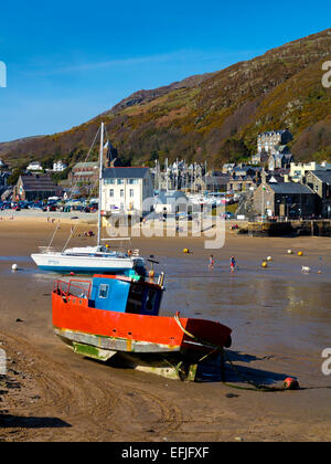 Boote am Strand an der Mündung der Mawddach in Barmouth Schach in Gwynedd Snowdonia North Wales UK Stockfoto