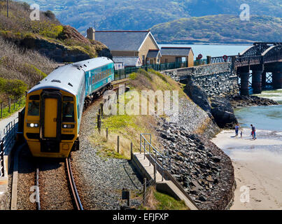 Arriva Personenzug nahe Barmouth Brücke oder Viadukt an der Mündung der Mawddach in Gwynedd North Wales UK gebaut im Jahre 1867 Stockfoto