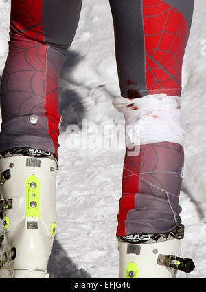 Beaver Creek, Colorado, USA. 5. Februar 2015. Verletzten Bode Miller USA verlässt den Zielbereich nach einem Sturz während seines Laufs in der Herren Super-G bei der alpinen Ski-Weltmeisterschaften in Vail - Beaver Creek, Colorado, USA, 5. Februar 2015. Bildnachweis: Dpa picture Alliance/Alamy Live News Stockfoto